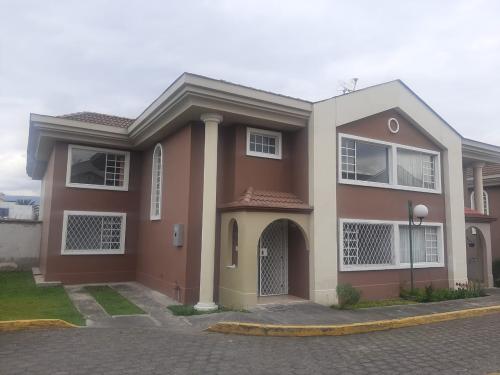 ARRIENDO casa en conjunto, 3 alcobas con baño, área de servicio, 2 patios