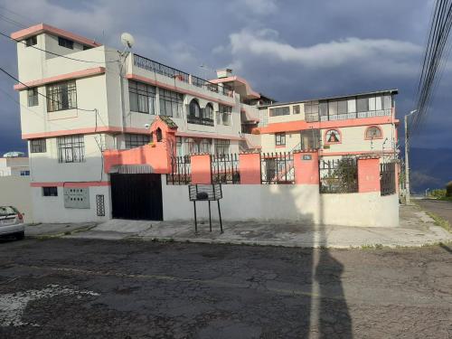 Departamento en venta, Poengasi, 3 dormitorios, 2 salas, comedor, cocina, suite, 2 parqueos