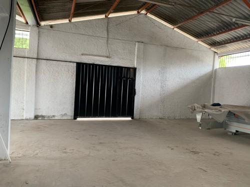 Bodegas y oficinas en venta, sector Sangolqui, con área de maniobras y parqueos