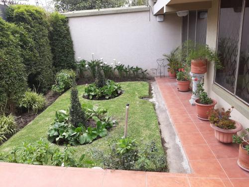 Casa rentera de venta en Jardin del Valle, 2 departamentos, una suit, terreno 