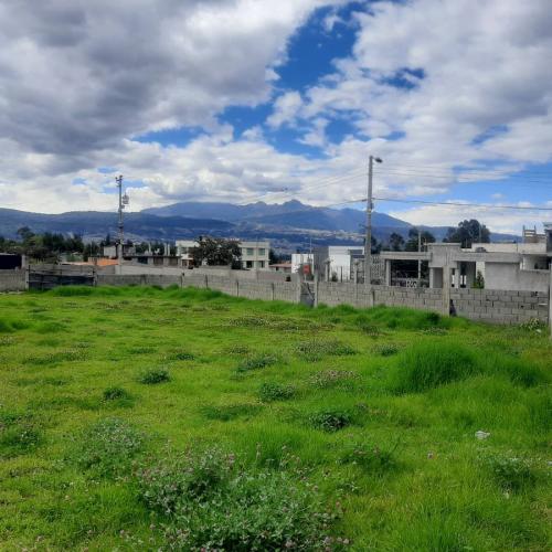 Vendo terreno esquinero, 750m2, en Urbanización, con cerramiento, todos los servicios