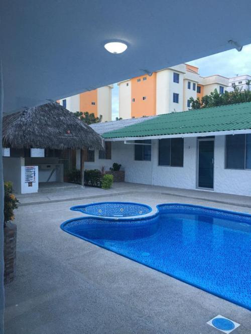 Vendo casa amoblada en Tonsupa, en conjunto residencial Meditarráneo VII, 3 dormitorios