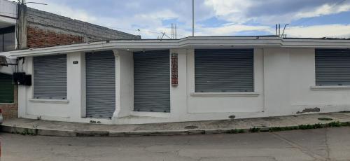 PIFO, vendo Propiedad comercial, 3 locales en varios ambientes, estacionamientos  