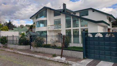 ¡OPORTUNIDAD!, en el Club Los Chillos vendo propiedad de 1125m2 de terreno y 460m2 de construcción