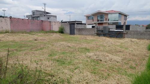 Vendo terreno esquinero, 750m2, en Urbanización, con cerramiento, todos los servicios
