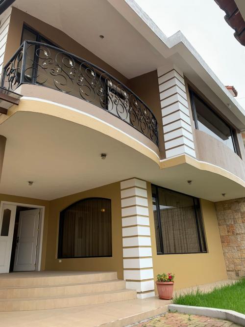 PORTAL DE LA HACIENDA, vendo casa con terreno, 3 dormitorios, 2 salas, 2 estacionamientos, seguridad